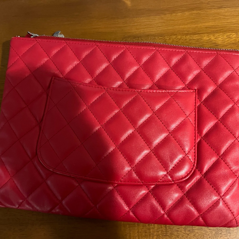 Chanel lambskin clutch with charms - Picture 4 of 7